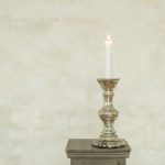 Photo Silver and gold shell-shaped decorative table lamp for entrance