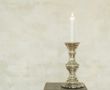 Photo Silver and gold shell-shaped decorative table lamp for entrance