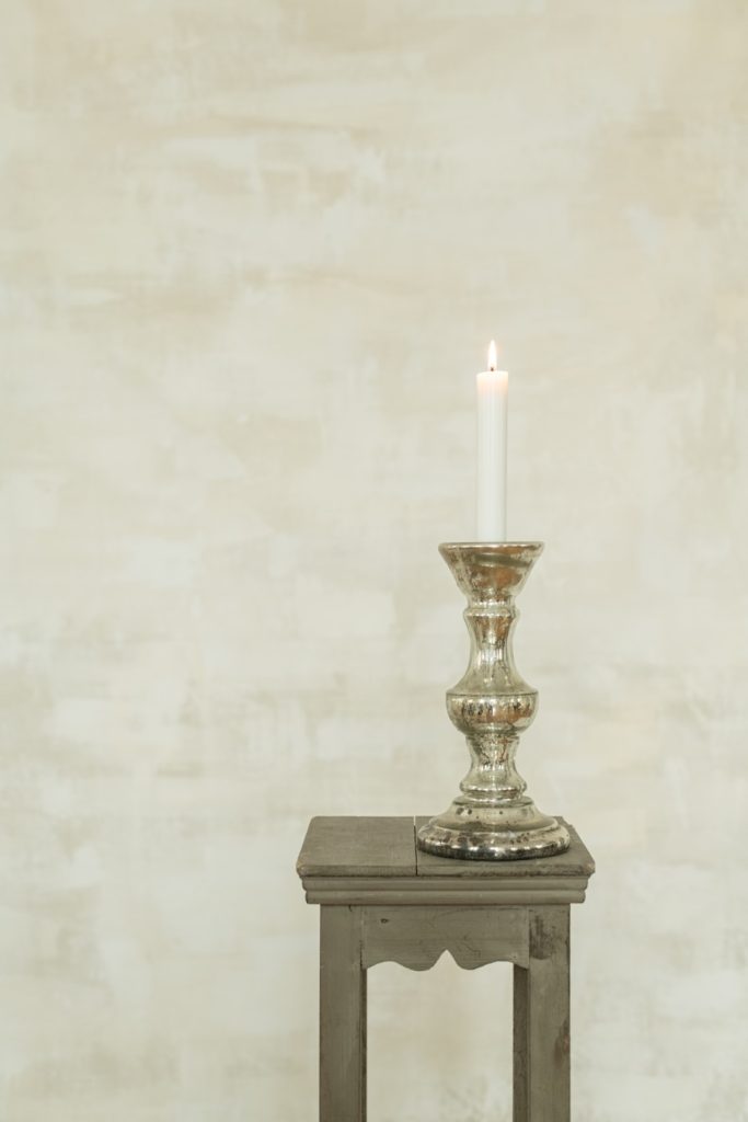 Photo Silver and gold shell-shaped decorative table lamp for entrance