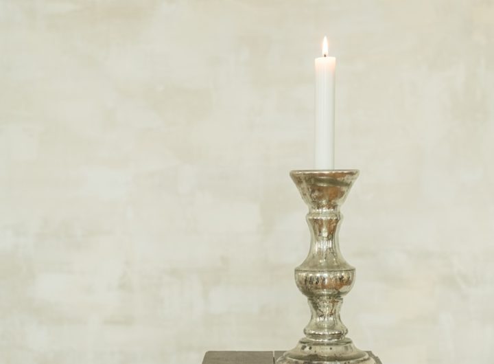 Photo Silver and gold shell-shaped decorative table lamp for entrance