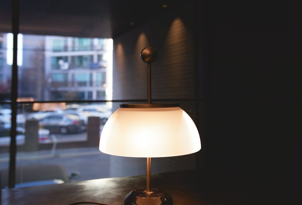 Photo adjustable table lamp