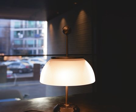 Photo adjustable table lamp