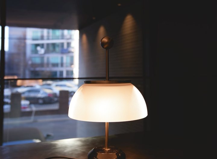 Photo adjustable table lamp
