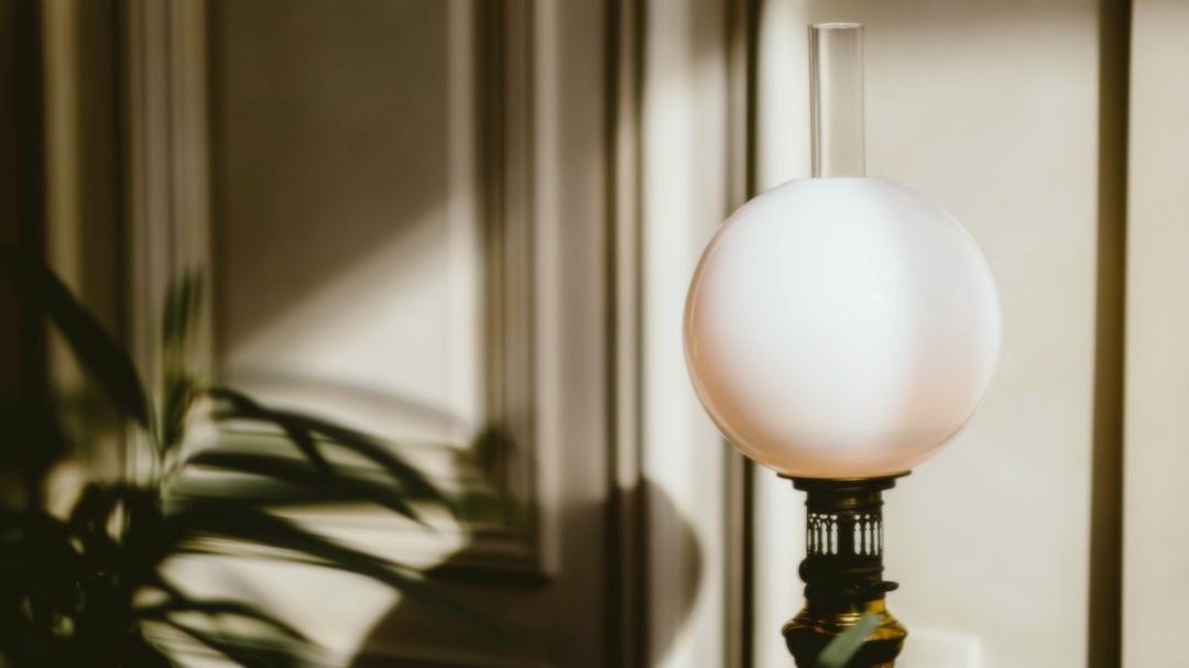 Photo Opal glass table lamp